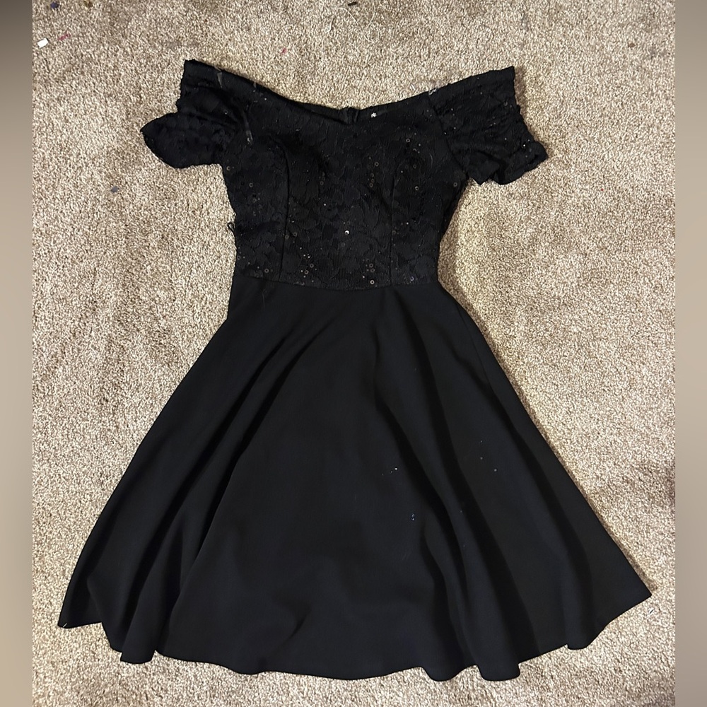 LA SCALA BLACK DRESS/OF THE SHOULDER CUT/SIZE SMALL